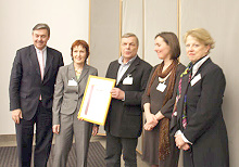 Freude auch bei den Vertretern der Gesamtschule Fritz Schumacher,  die den Preis von Michael Behrendt übereicht bekommt