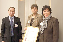 Rolf  Steile überreicht den Preis an die Schule Richard-Linde Weg
