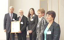 Die Gesamtschule Kirchwerder  bekommt ihren Preis von Dr. Michael  Otto